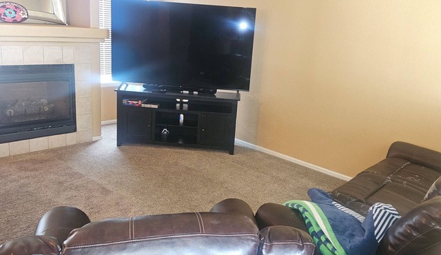Spacious 4-bedroom house in charming Northglenn with AC and Heat