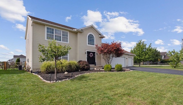 Spacious 4-bedroom house in charming Perrysburg with WiFi and AC