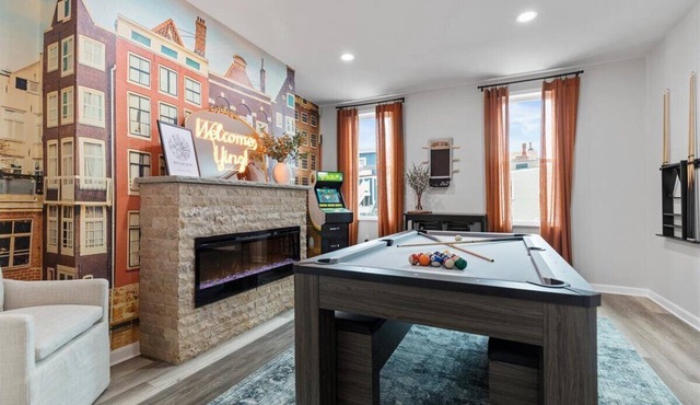 Spacious 4 bedroom House with Firepit, Pool Table, Games, and King Beds