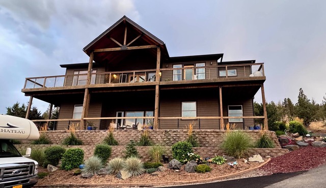 Spacious 4-bedroom house in peaceful Prineville with epic views, year round fun!