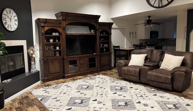 Spacious 4-bedroom house, perfect for entertaining in the heart of Ridgecrest.