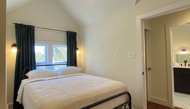 Spacious 4-bedroom house on historic Hopkins street San Marcos with WiFi, AC