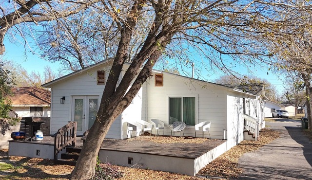 Spacious 4-bedroom house 4 mintue drive from the river and The Square!