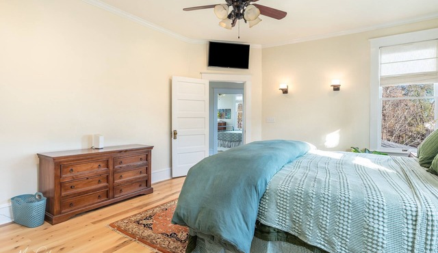 Spacious 4-bedroom house in enjoyable Shreveport with WiFi, AC