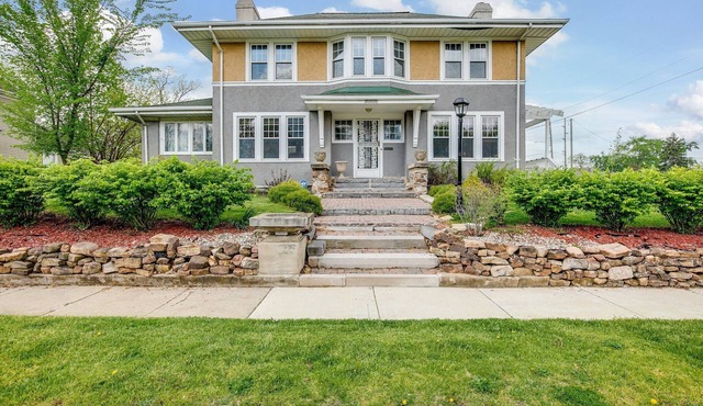 Spacious 4-Bedroom Home 1 Mi to ND Stadium!