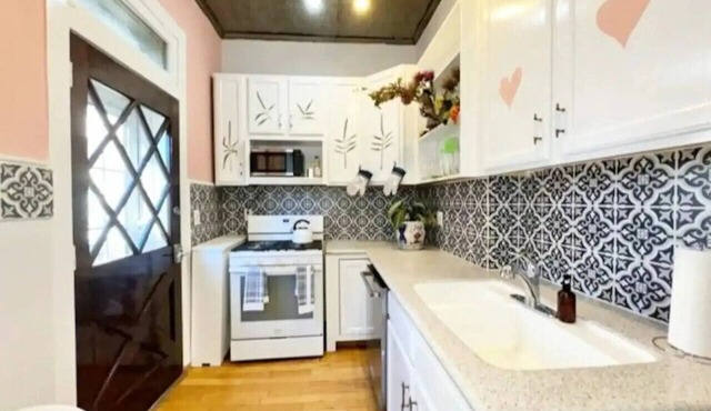 Spacious 4 bedroom home with NYC Views and FREE Parking