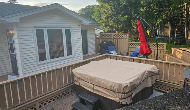 Spacious 4-bedroom house in charming Dartmouth with hottub, deck, Wifi and AC.
