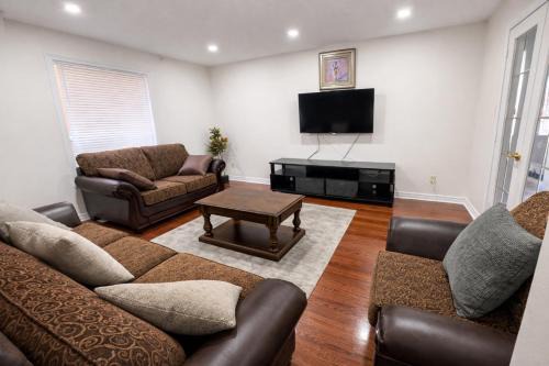 Spacious 4 Bedroom Home in Orangeville with Free Parking, Laundry and Deck - 10 Min Walk to Headwaters Hospital, 5 Min to Mount Alverno - Great for Medical & Family Stays!