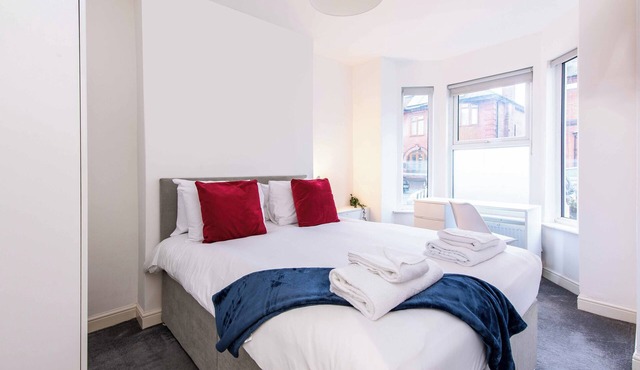 Spacious 4-Bedroom House Near Beeston Town Centre