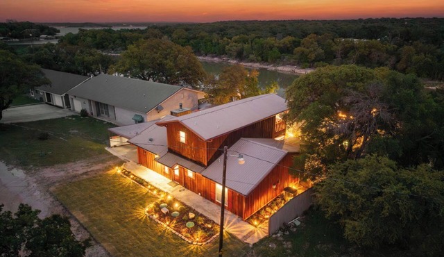 Spacious 4-bedroom house on Lake Brownwood with Boat Dock