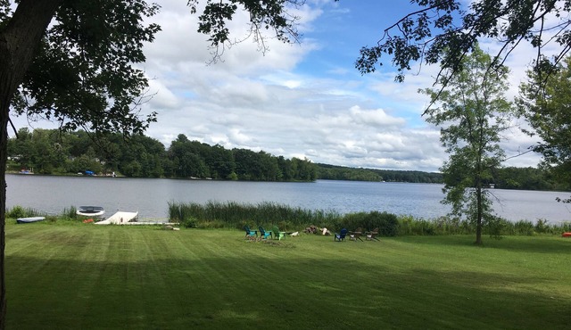 Spacious 4 bedroom house on lake