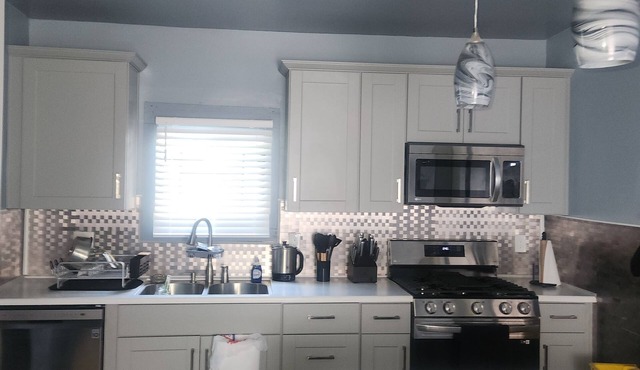 Spacious 4-bedroom house in brilliant Cleveland with WiFi, AC sleeps 10