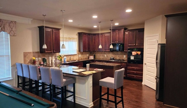 Spacious 4-bedroom house with fitness room, WiFi in cool Covington