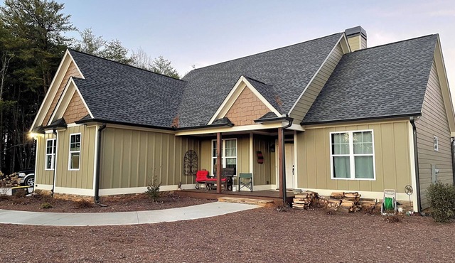 Spacious 4-bedroom house in charming Fairmount with WiFi, AC fire pit Hot Tub