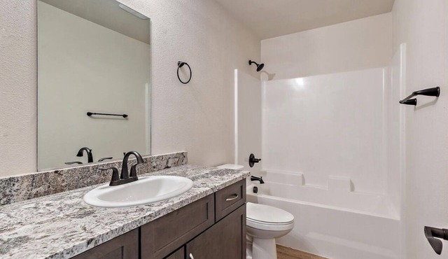Spacious 4-bedroom house in Historic Gold Hill w/FREE-WIFI-HOT TUB-24HRSECURITY