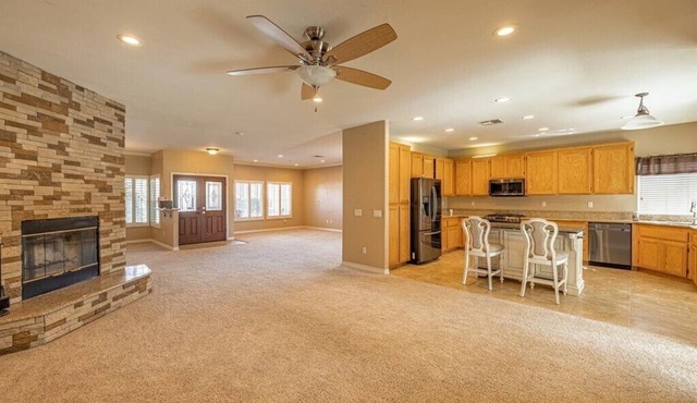 Spacious 4-bedroom house with WiFi, fitness room in charming Lancaster.