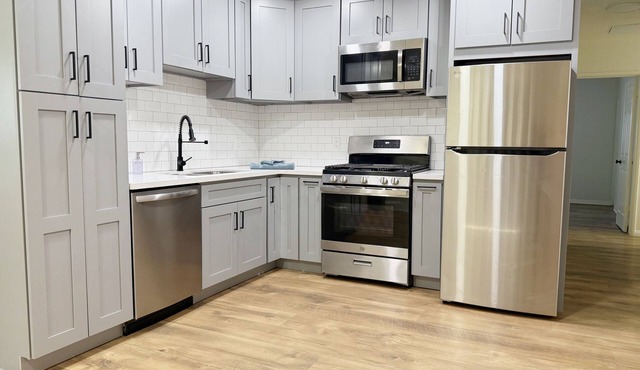 Spacious 4-bedroom house in nice Loma Linda with WiFi, AC