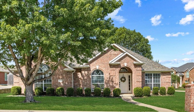 Spacious 4 bedroom home with a Hot Tub, Just 15 Miles from the ATT Stadium!