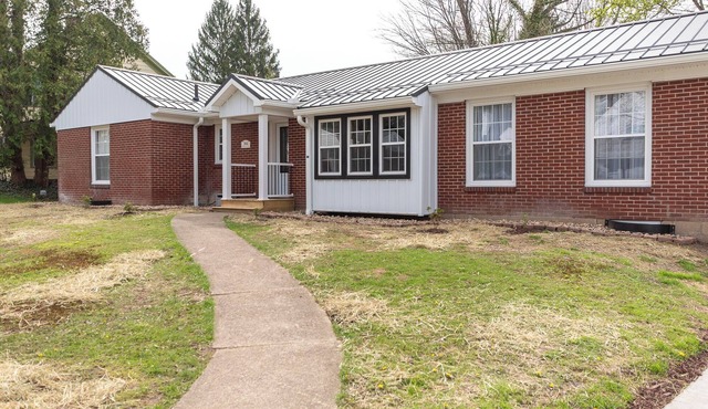 Spacious 4-bedroom house in Meadville, walking distance to Allegheny College