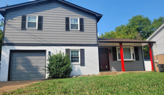 Spacious 4-bedroom house in fantastic Nashville with AC, WiFi Sleeps 14