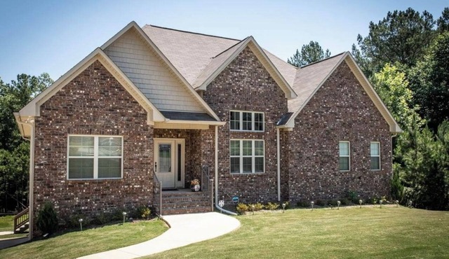 Spacious 4-bedroom house in charming Odenville with Large Backyard