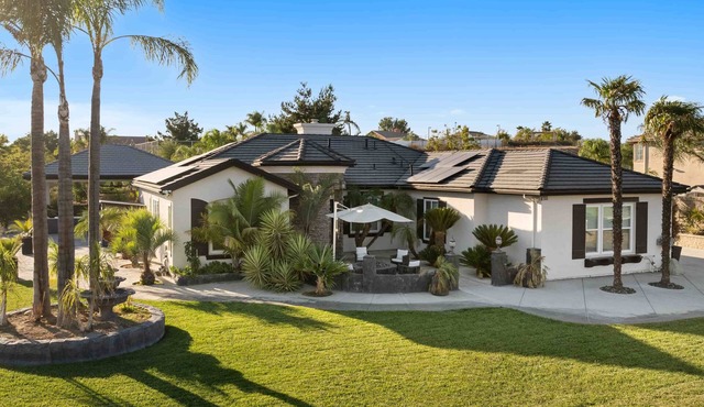Spacious 4-bedroom house in delightful Riverside with WiFi, AC