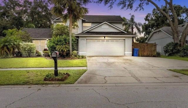 Spacious 4-bedroom home with pool table, pool,and 15 min from everything Tampa