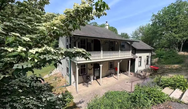 Spacious 4-bedroom house in pleasant Robesonia with AC