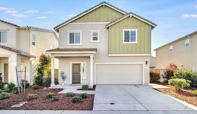 Spacious 4-bedroom house in charming Roseville for Mid-Term Rental