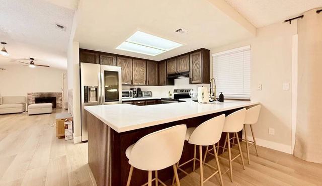 Spacious 4-bedroom house with AC in charming Roseville