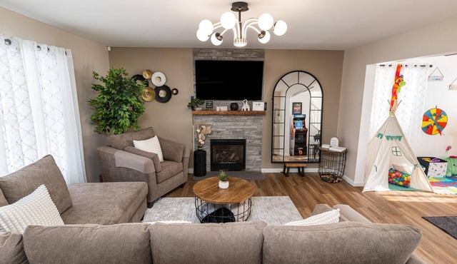 Spacious 4-bedroom house in charming Pocono Mountains WiFi, AC, Golf, Game room