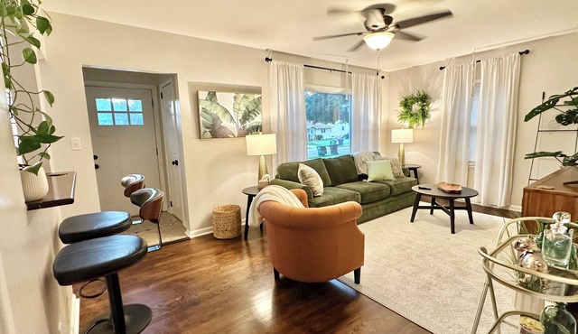 Spacious 4-bedroom house in Urbandale with AC