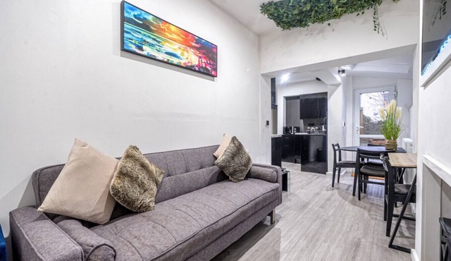 Spacious 4-bedroom home with 2 kitchens and garden