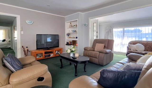 Spacious 4 - Bedroom Home With Free Parking