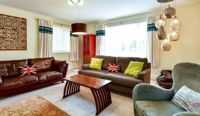 Spacious 4 Bedroom home with Parking Garden - Pass the Keys