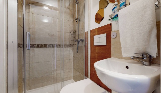 Spacious 4 bedroom home with garden in Shadwell