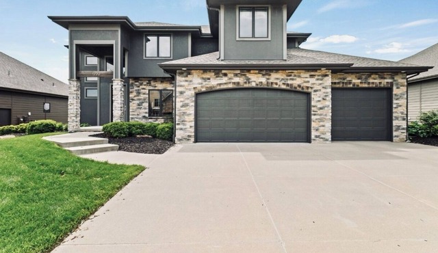 Spacious 4-bedroom home in West Omaha/Elkhorn area in a great location!
