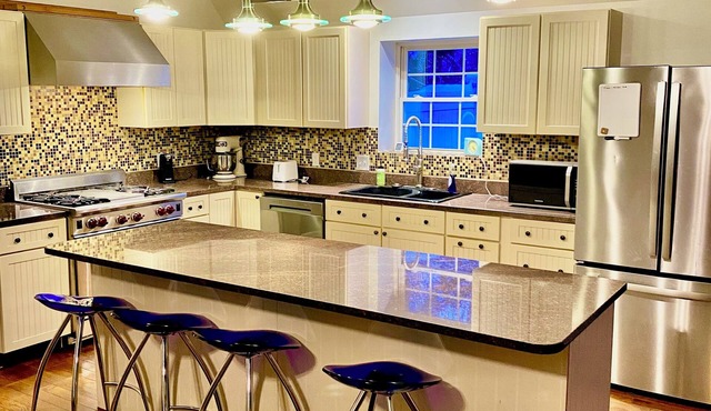 Spacious 4-Bedroom Home Near University of Maine, Orono. 5 min walk to campus.