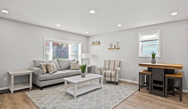 Spacious 4 Bedroom Home Sleeps 8 Private Yard Near Hopitals FREE Parking