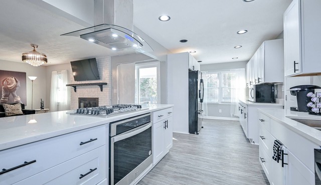 *Spacious 4 Bedroom home w 1.1 acre backyard 10 mins Airport*