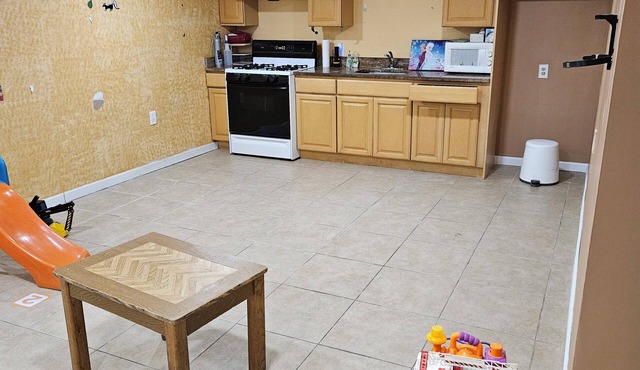 Spacious 4-Bedroom Home in Edison Perfect for Your Stay, Direct Train to NYC!