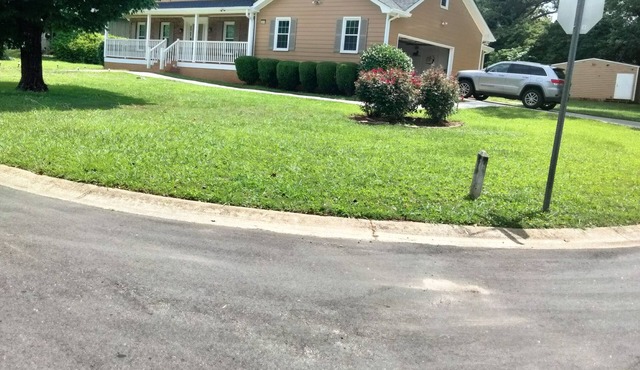 Spacious 4-bedroom home with WiFi, AC/heat, and BBQ- grill in charming Lilburn.