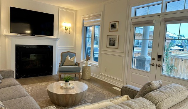 Spacious 4-bedroom house in Oakville with AC, WiFi