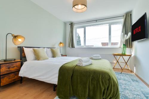 Spacious 4 Bedroom House with Parking - Sleeps 10 - Families & Contractors