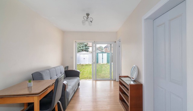 Spacious 4-bedroom house in Dagenham with WiFi, Close to buses, trains, shops