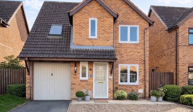 SPACIOUS 4 BEDROOM HOUSE | Perfect for Contractor| Driveway Parking | Sleeps 7