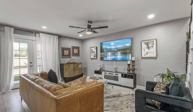 Spacious 4-bedroom house in charming Avondale with AC, WiFi