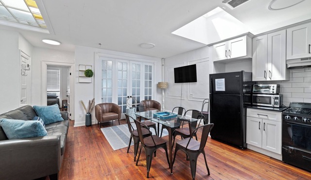 Spacious 4-bedroom house in vibrant Brooklyn with WiFi and AC