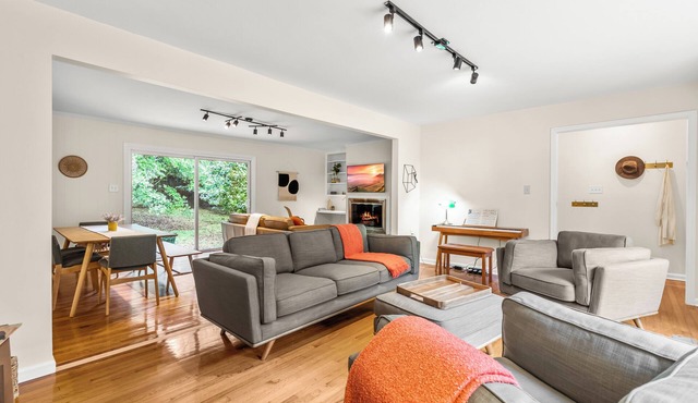 Spacious 4-bedroom house with Fenced-In backyard near UNC and Chapel Hill