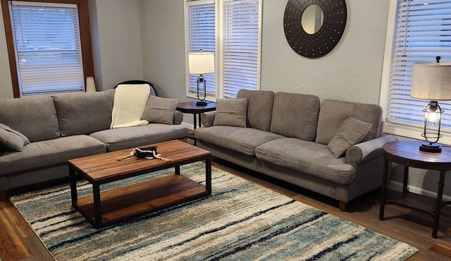 Spacious 4-bedroom house in Cherokee with AC